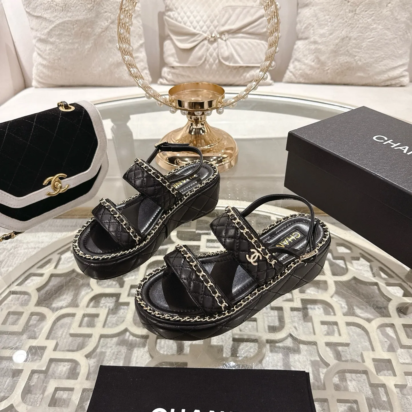 👟👟Ex-factory price 600👟👟 𝐂𝐇𝐀𝐍𝐄𝐋 | Xiaoxiang 25𝐬𝐬 🦋2025 Spring and Summer New Products Counter Classic Xiaoxiang Double C Diamond Chain Slippers Series New〰 🍬 The absolute best in the BS fashion circle. Matching will perform meticulously Minimalist, classic elements that will never fade away 💋 Show unique dressing style, too beautiful to say anything. A must-have for summer... Upper: Original high-customized lambskin Lining: Imported mixed sheepskin lining Outsole: Original molded non-slip outsole Shoe size: 35-39 (34.40.41.42 customization is not returnable)